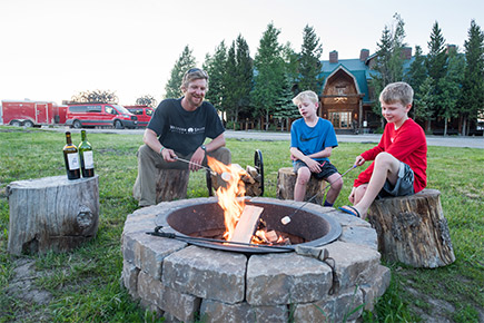 Guide & Kids 3 people roasting marshmellows